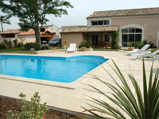Swimming Pool Coping - Bergerac used with matching paving
